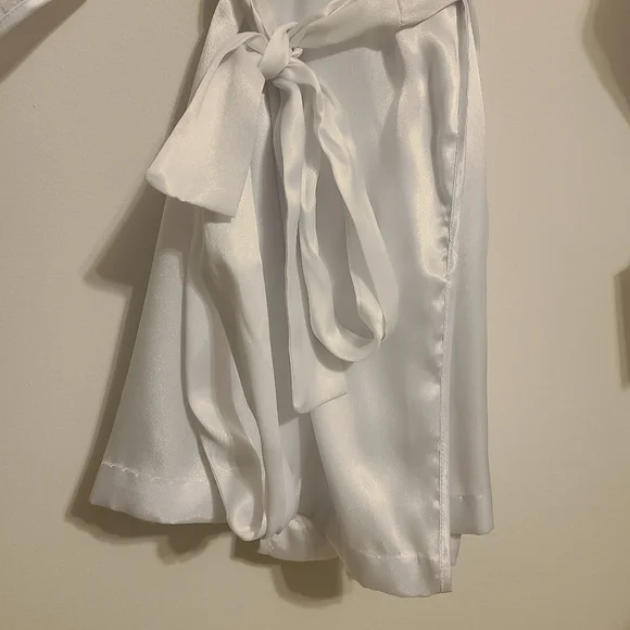 Josie by NatoriWomen's Vintage White Belted Long Sleeve Robe (Size Large)